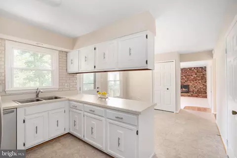 Entry Way - 9511 Shipwright Dr, Burke, VA 22015 photo 2 of 8
