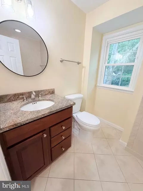 Bath - 8853 Applecross Ln, Springfield, VA 22153 photo 3 of 4