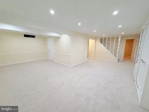 Living - 8853 Applecross Ln, Springfield, VA 22153 photo 4 of 5