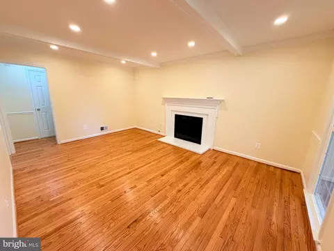 Living - 8853 Applecross Ln, Springfield, VA 22153 photo 3 of 5