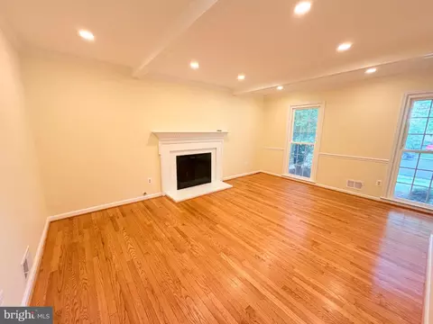 Living - 8853 Applecross Ln, Springfield, VA 22153 photo 2 of 5