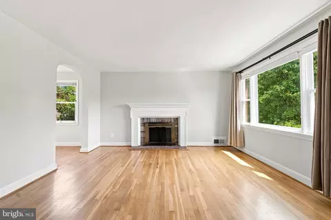 Living - 6106 Clearbrook Dr, Springfield, VA 22150 photo 2 of 5