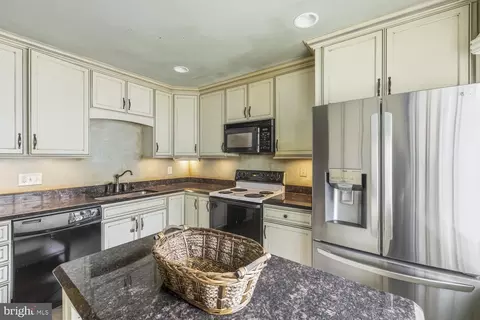 Kitchen - 9019 Golden Leaf Ct, Springfield, VA 22153 photo 3 of 4