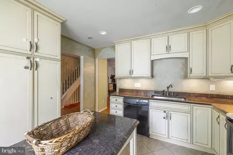 Kitchen - 9019 Golden Leaf Ct, Springfield, VA 22153 photo 2 of 4