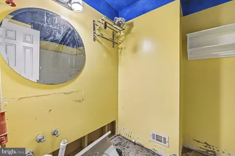 Bath - 9019 Golden Leaf Ct, Springfield, VA 22153 photo 2 of 3