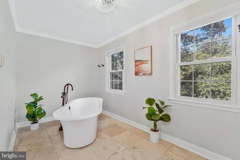 Bath - 7845 Old Dominion Dr, Mclean, VA 22102 photo 3 of 9