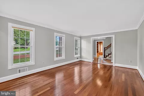 Living - 7922 Journey Ln, Springfield, VA 22153 photo 3 of 5