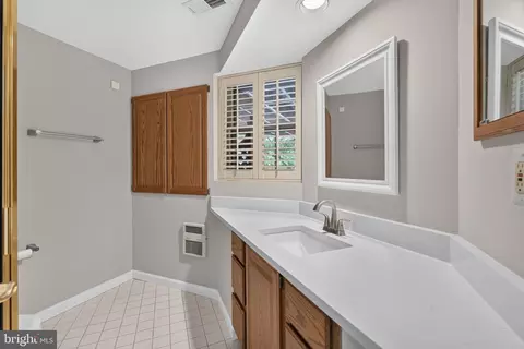 Bath - 7922 Journey Ln, Springfield, VA 22153 photo 5 of 5