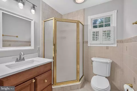Bath - 7922 Journey Ln, Springfield, VA 22153 photo 3 of 5