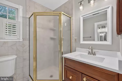 Bath - 7922 Journey Ln, Springfield, VA 22153 photo 4 of 5
