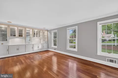 Living - 7922 Journey Ln, Springfield, VA 22153 photo 2 of 5