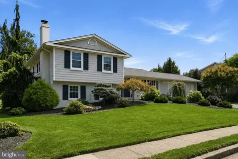 1013 Westwood Dr NE, Vienna, VA 22180