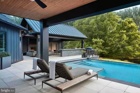 Exterior - 1312 Merchant Ln, Mclean, VA 22101 photo 7 of 10