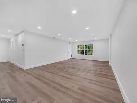 Living - 7680 Tremayne Pl #311, Mclean, VA 22102 photo 2 of 7