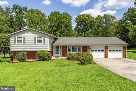 9904 Vale Rd, Vienna, VA 22181