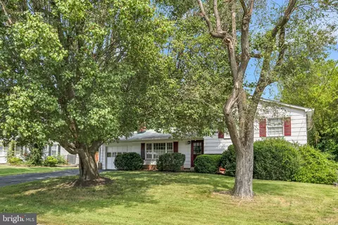 5706 Helmsdale Ln, Alexandria, VA 22315