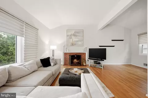 Living - 1825 Dalmation Dr, Mclean, VA 22101 photo 2 of 4