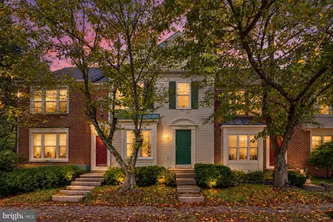 6048 Raina Dr, Centreville, VA 20120