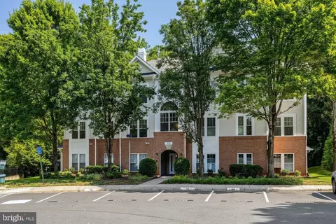 1511 N Point Dr #203, Reston, VA 20194