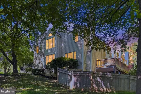 12500 N Lake Ct, Fairfax, VA 22033