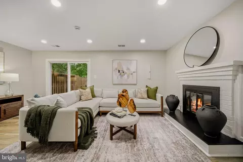 Living - 9735 Lakepointe Dr, Burke, VA 22015 photo 4 of 5