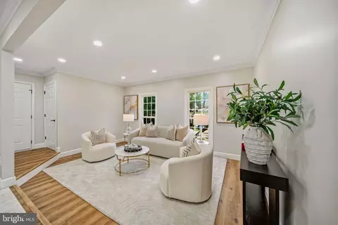Living - 9735 Lakepointe Dr, Burke, VA 22015 photo 2 of 5