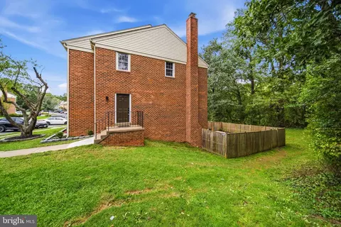Exterior - 9735 Lakepointe Dr, Burke, VA 22015 photo 2 of 7