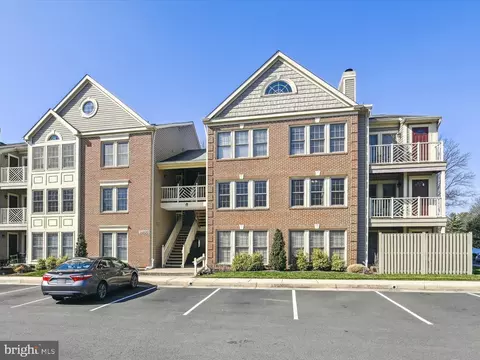 3800 Ridge Knoll Ct #9, Fairfax, VA 22033