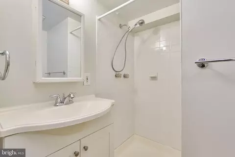 Bath - 2418 Cloudcroft Sq, Reston, VA 20191 photo 3 of 3