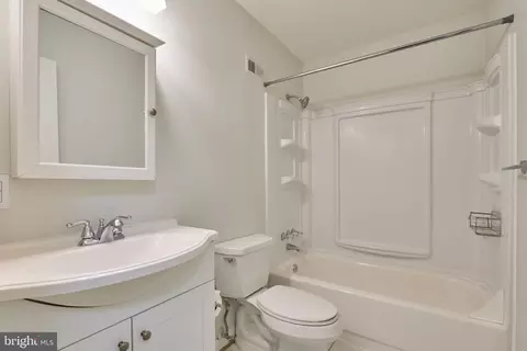Bath - 2418 Cloudcroft Sq, Reston, VA 20191 photo 2 of 3