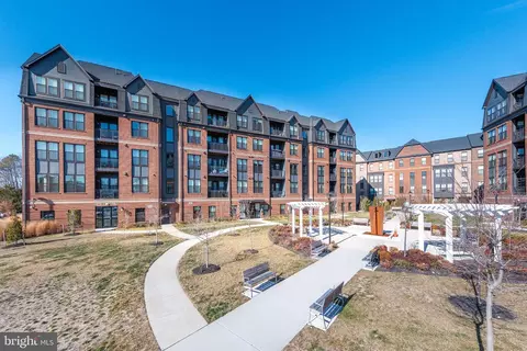 3925 Fair Ridge Dr #303, Fairfax, VA 22033