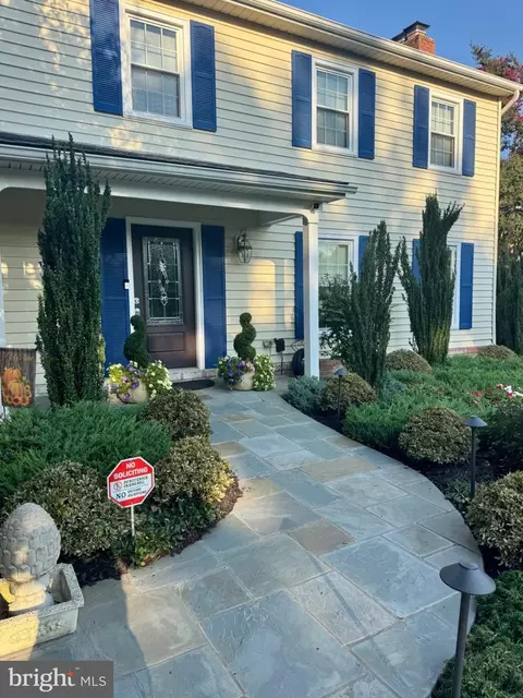 7711 Hayfield Rd, Alexandria, VA 22315