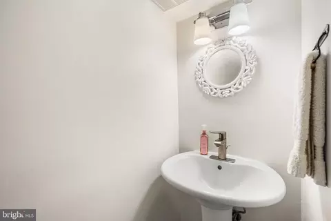 Bath - 8252 Getty Ct, Springfield, VA 22153 photo 3 of 3