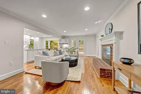 Living - 1623 Linway Park Dr, Mclean, VA 22101 photo 3 of 4