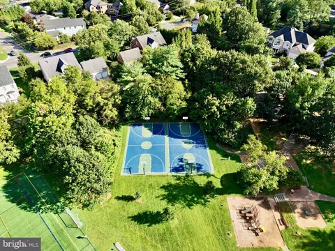 View/Area - 1623 Linway Park Dr, Mclean, VA 22101 photo 5 of 6