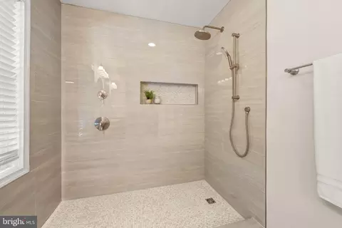 Bath - 1623 Linway Park Dr, Mclean, VA 22101 photo 4 of 6