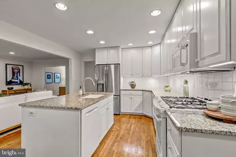 Kitchen - 1623 Linway Park Dr, Mclean, VA 22101 photo 4 of 4