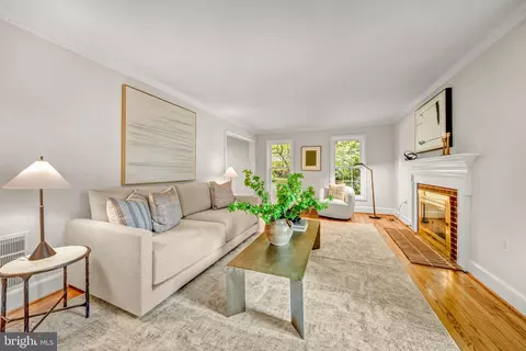 Living - 1623 Linway Park Dr, Mclean, VA 22101 photo 1 of 4