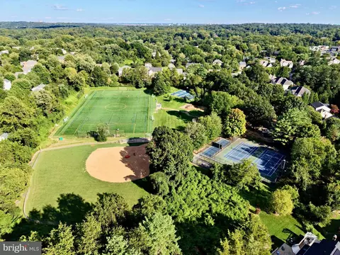 View/Area - 1623 Linway Park Dr, Mclean, VA 22101 photo 3 of 6