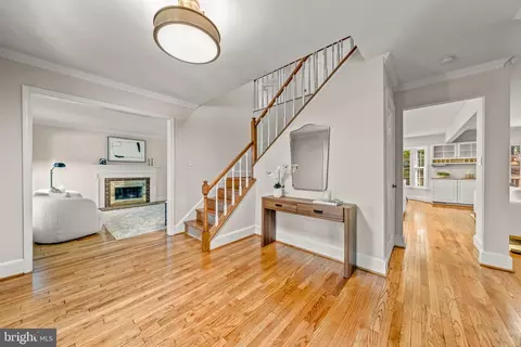 Entry Way - 1623 Linway Park Dr, Mclean, VA 22101 photo 2 of 6