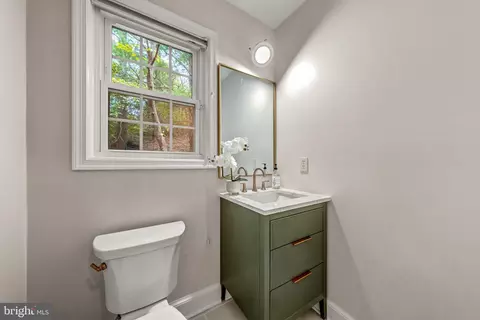 Bath - 1623 Linway Park Dr, Mclean, VA 22101 photo 1 of 6