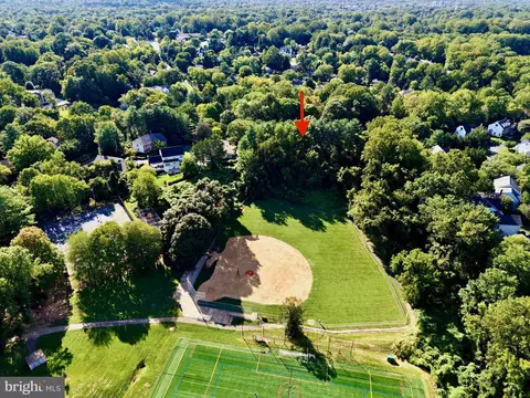 View/Area - 1623 Linway Park Dr, Mclean, VA 22101 photo 2 of 6