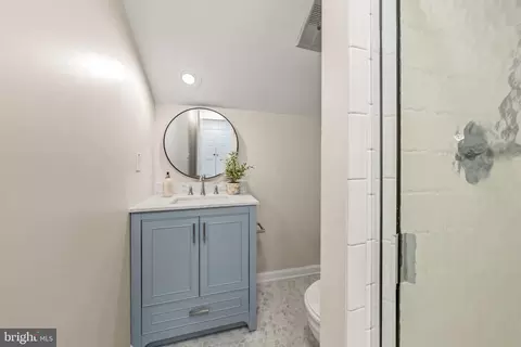 Bath - 1623 Linway Park Dr, Mclean, VA 22101 photo 6 of 6