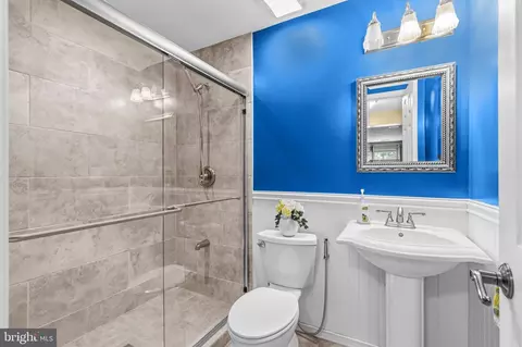 Bath - 5602 Sutherland Ct, Burke, VA 22015 photo 3 of 4