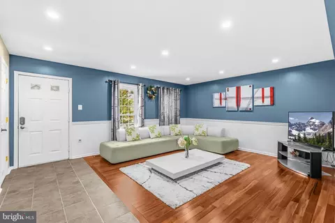 Living - 5602 Sutherland Ct, Burke, VA 22015 photo 2 of 3
