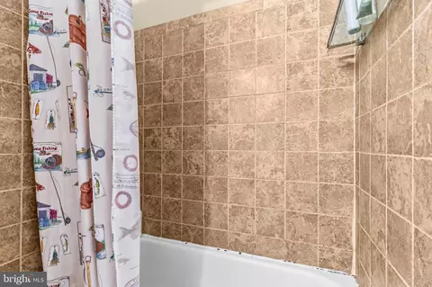 Bath - 5602 Sutherland Ct, Burke, VA 22015 photo 2 of 4