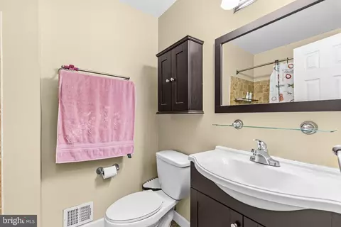 Bath - 5602 Sutherland Ct, Burke, VA 22015 photo 1 of 4