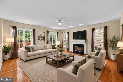Living - 7608 Mcweadon Ln, Springfield, VA 22150 photo 2 of 4
