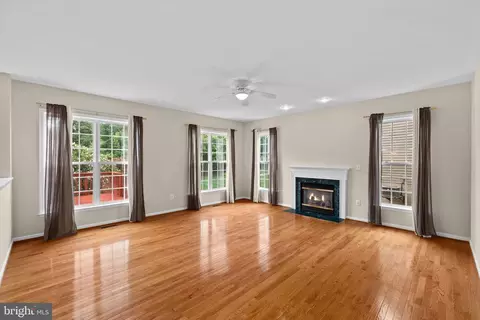 Living - 7608 Mcweadon Ln, Springfield, VA 22150 photo 3 of 4