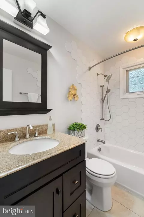 Bath - 9202 Setter Pl, Springfield, VA 22153 photo 4 of 5